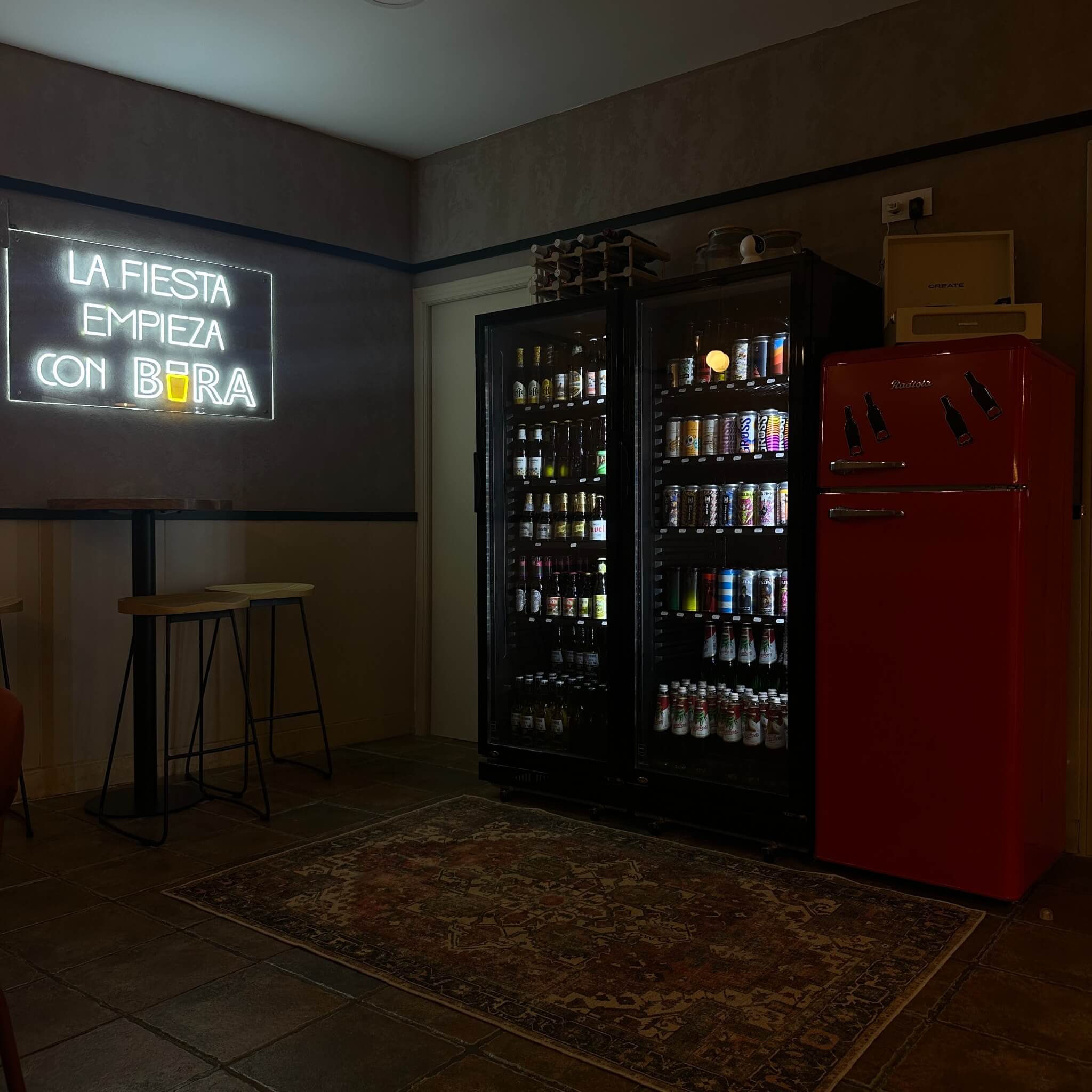 Interior de BIRA Bar Alicante – barra con grifos de cerveza artesanal