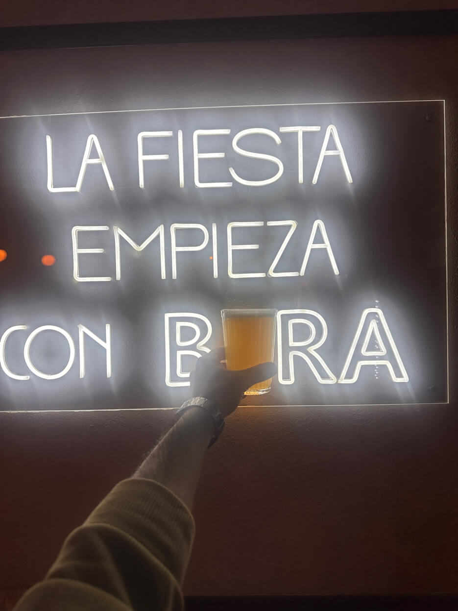 Neón decorativo en BIRA craft beer bar Alicante