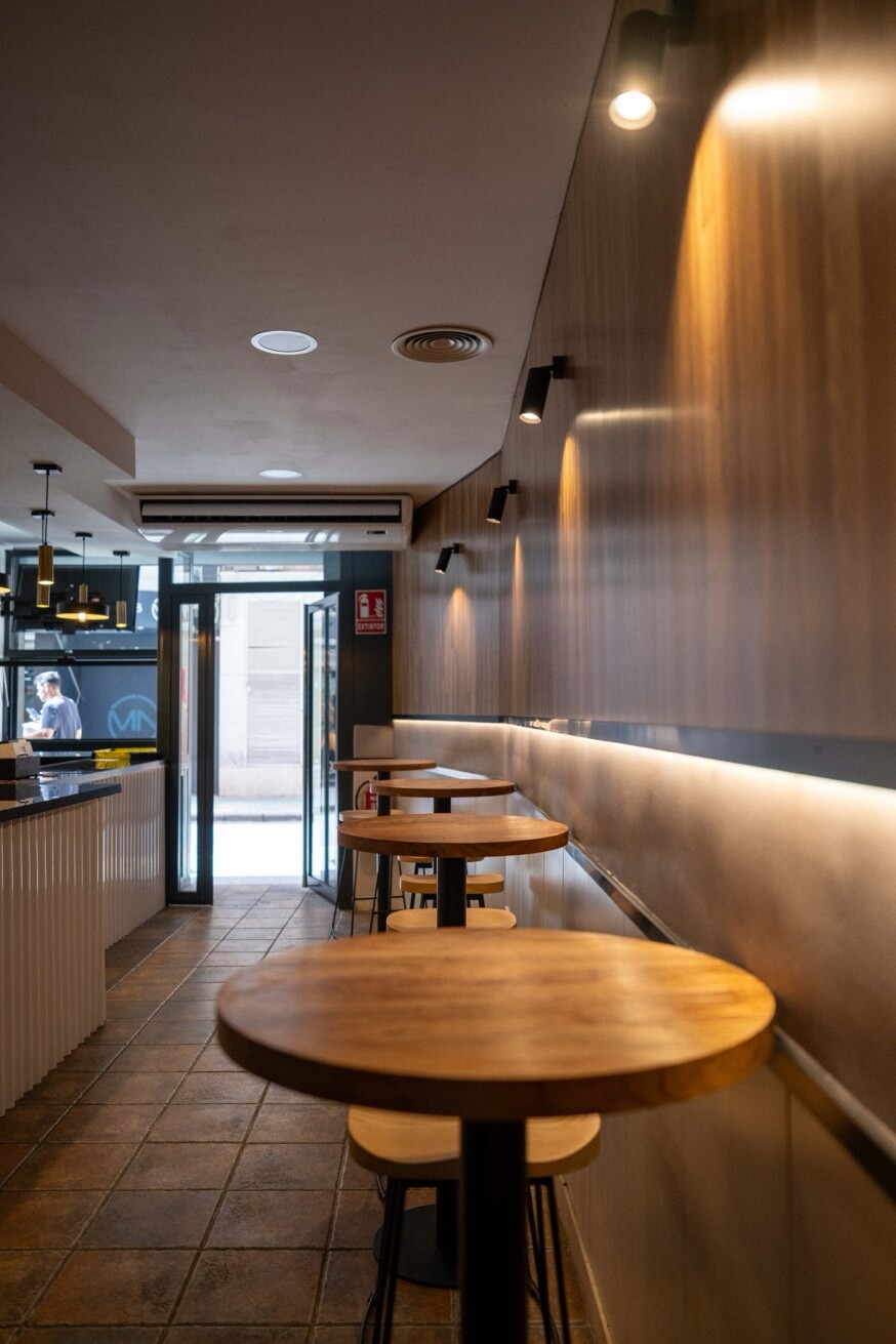 Detalle interior BIRA Bar – ambiente cervecería artesanal Alicante